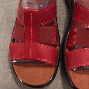 Clarks Slip-on Sandals Holiday in Cherry color